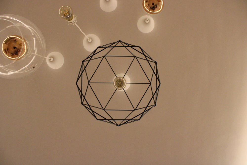 Skapa ett ljust och funktionellt vardagsrum med vackra designlampor